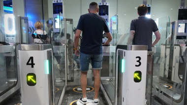 Air,Travellers,Pass,Through,Automated,Passport,Border,Control,E-gates,At
