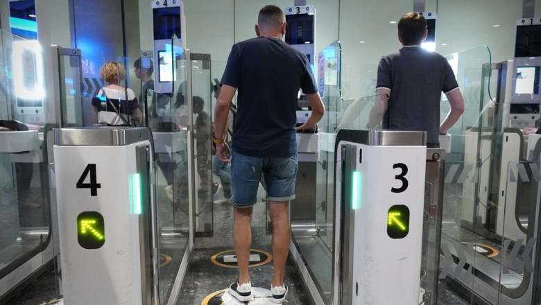 Londra face eforturi pentru ca britanicii să poată folosi porțile electronice, e-gates, când vin în UE