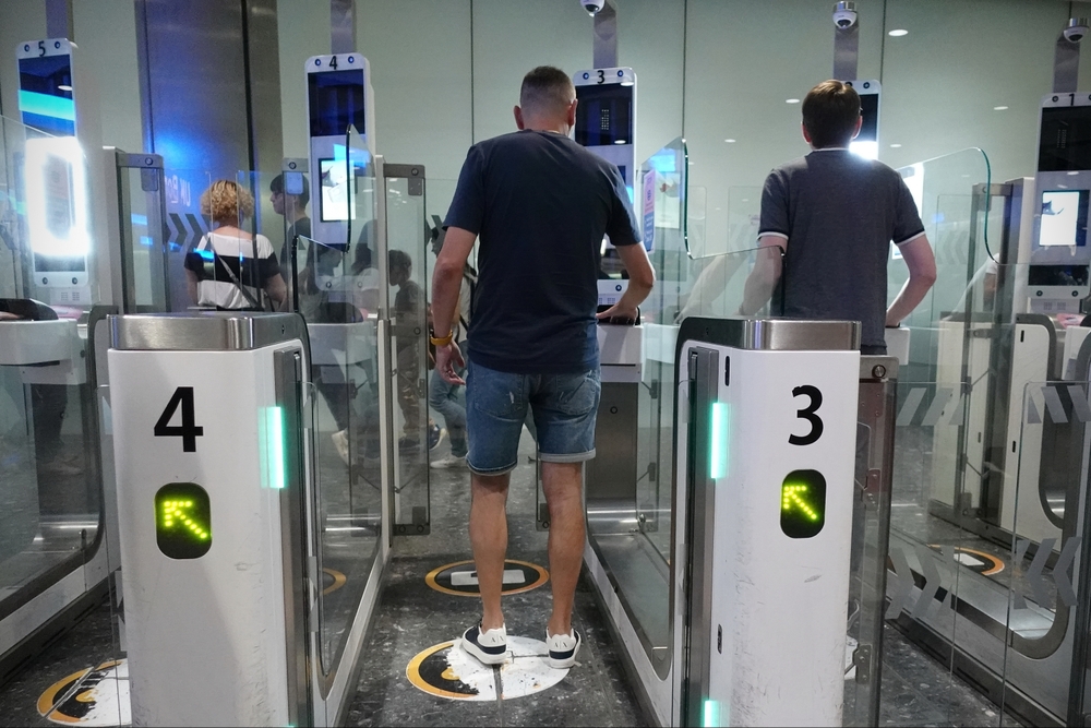 Londra face eforturi pentru ca britanicii să poată folosi porțile electronice, e-gates, când vin în UE