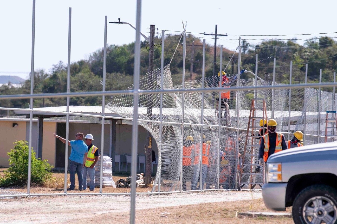 Administrația Trump vrea să trimită 9.000 de migranți, inclusiv români, la Guantanamo,  scrie Politico. Ce a transmis Casa Albă