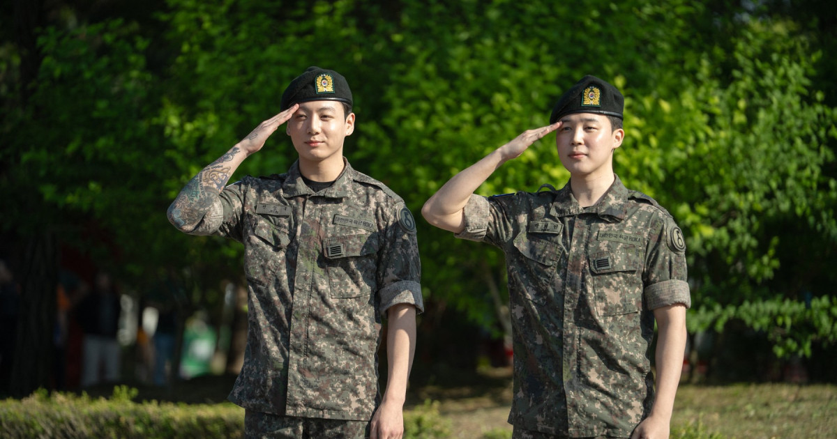 Grupul K-pop BTS se pregătește de reunire. Ultimele două vedete și-au încheiat stagiul militar obligatoriu. „Ne-am întors”