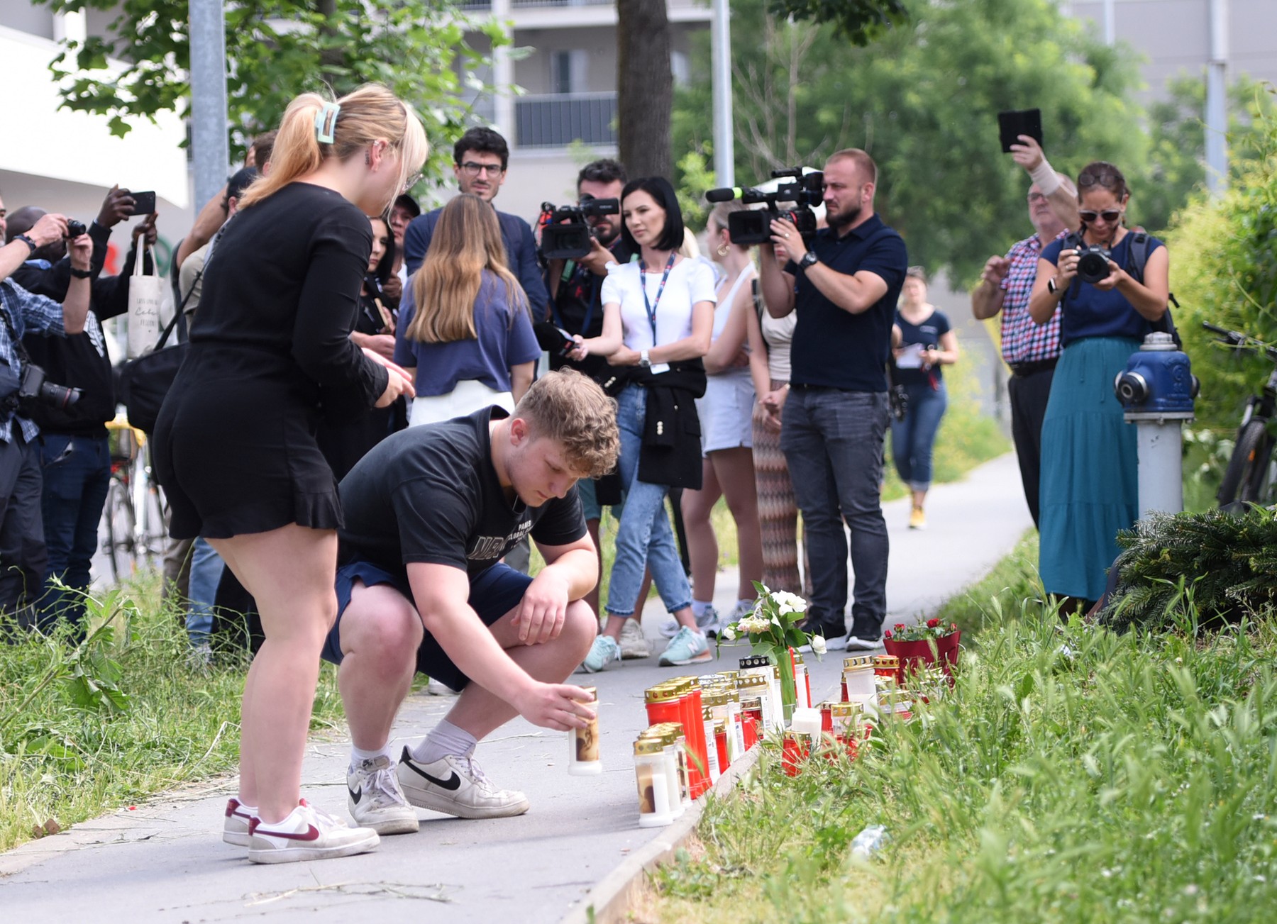 Unul dintre cei doi elevi români răniţi în atacul din Austria, împuşcat de patru ori, a fost operat de urgenţă. Ce spune mama lui