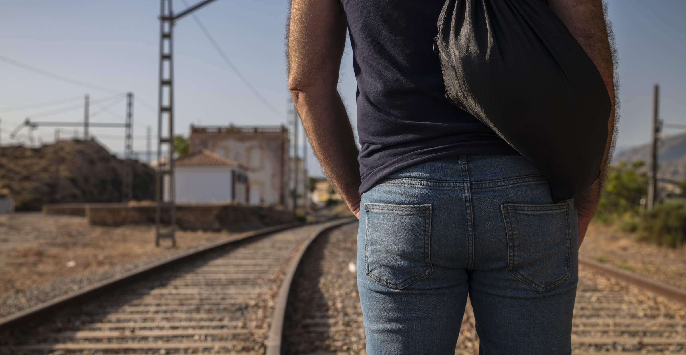 Inconștiență pe calea ferată. Cum își pun viața în pericol, în fiecare zi, sute de oameni în gările din România. „E riscul nostru”