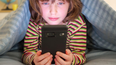 Copil cu telefon