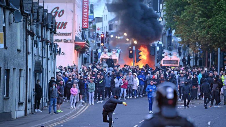 Ce spune MAE despre situația explozivă din Irlanda de Nord, unde migranții români sunt vizați de violențe