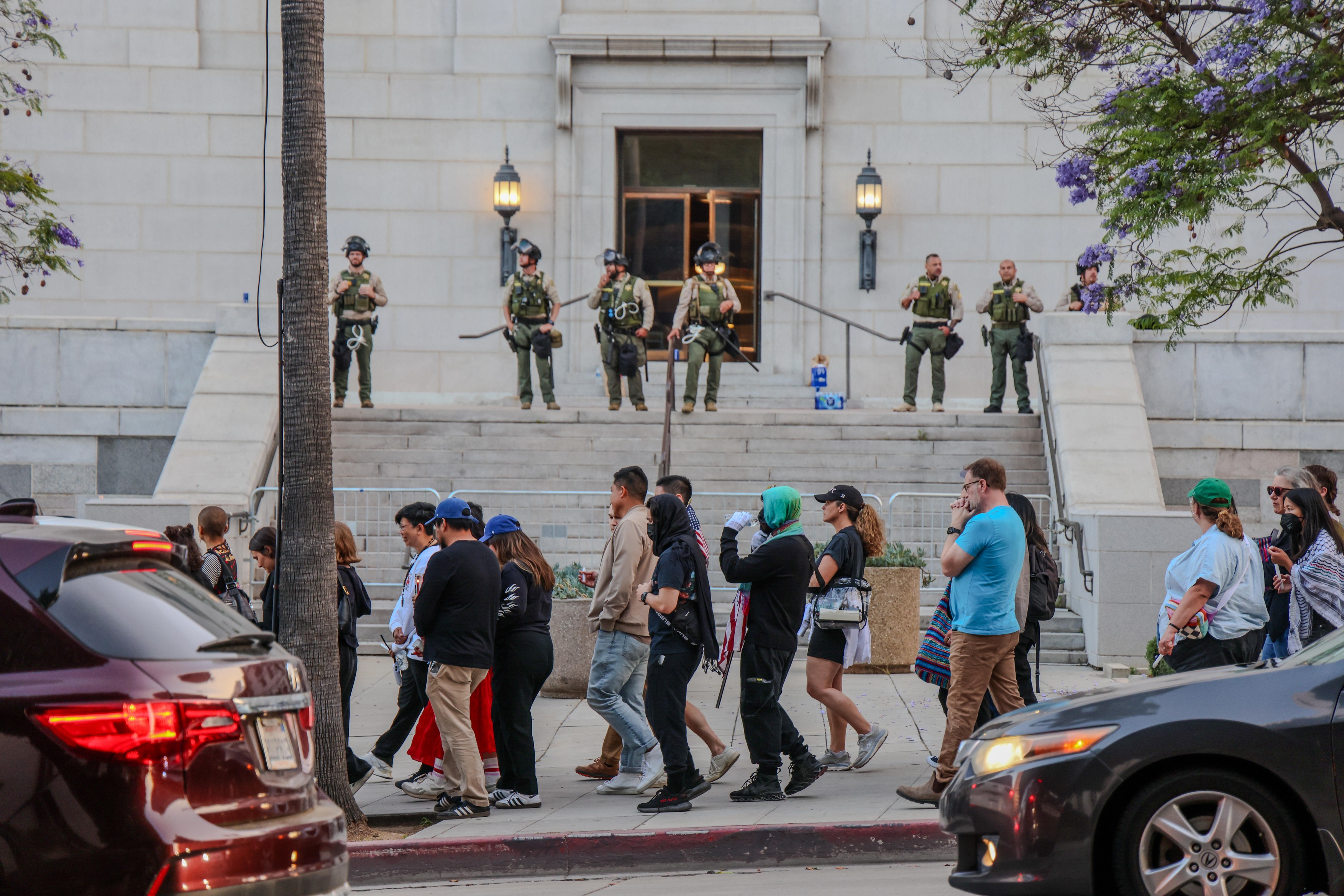 Orașele americane se pregătesc pentru noi proteste în timp ce la Los Angeles a fost decretată stare de urgență