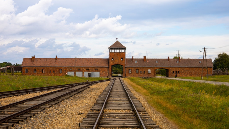 Muzeul Auschwitz atrage atenția asupra unui conținut fals, generat cu inteligența artificială, care circulă pe Internet