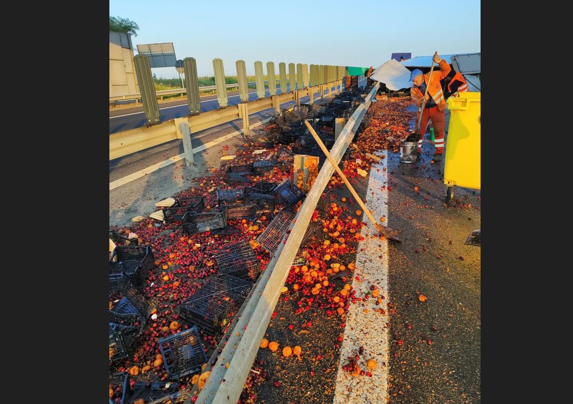 FOTO Circulație restricționată pe autostrada A1, după ce o dubă s-a răsturnat, iar șoseaua a fost acoperită de fructe