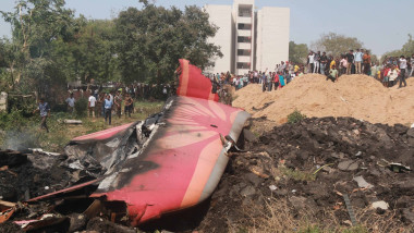 rămasite ale avionului prăbușit in india