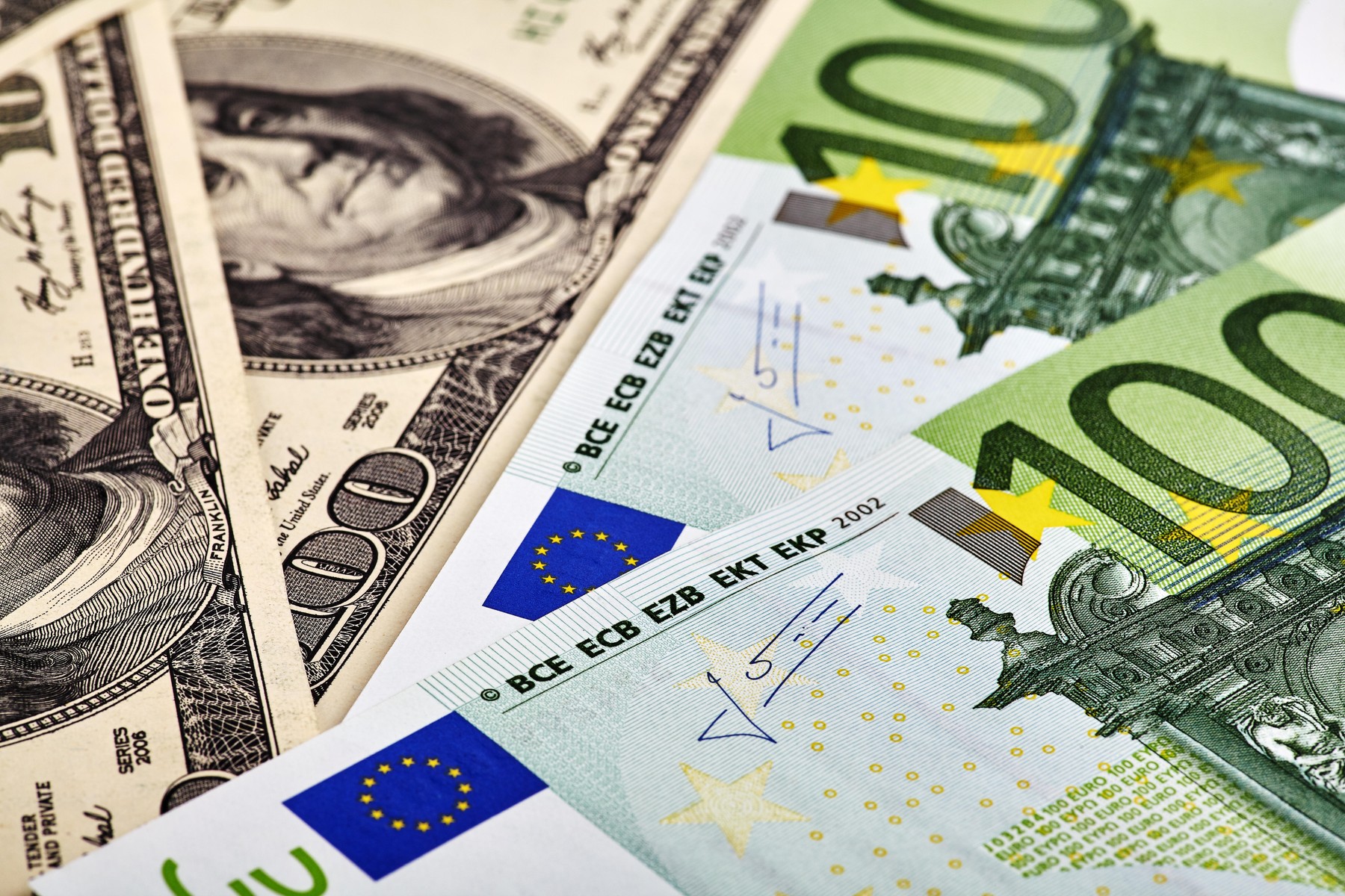 Euro a ajuns la cel mai ridicat nivel faţă de dolar din ultimii patru ani. Care este explicația