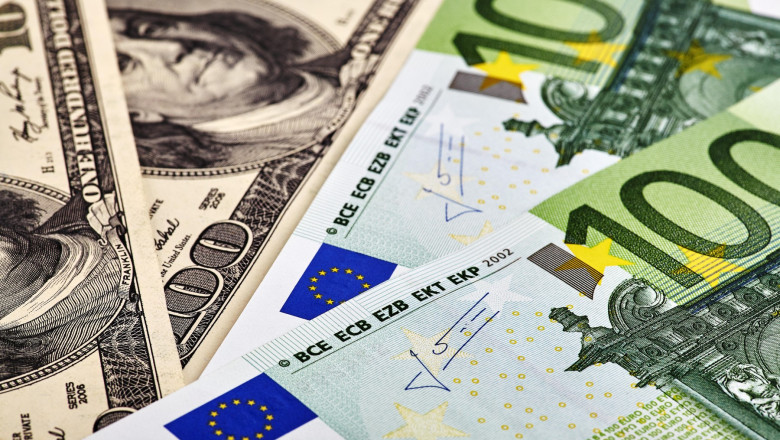 Euro a ajuns la cel mai ridicat nivel faţă de dolar din ultimii patru ani. Care este explicația