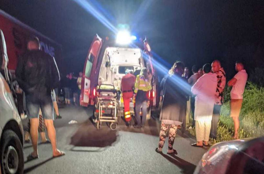 Accident grav în Galaţi: Doi tineri au murit, după ce maşina în care se aflau s-a izbit de un TIR parcat