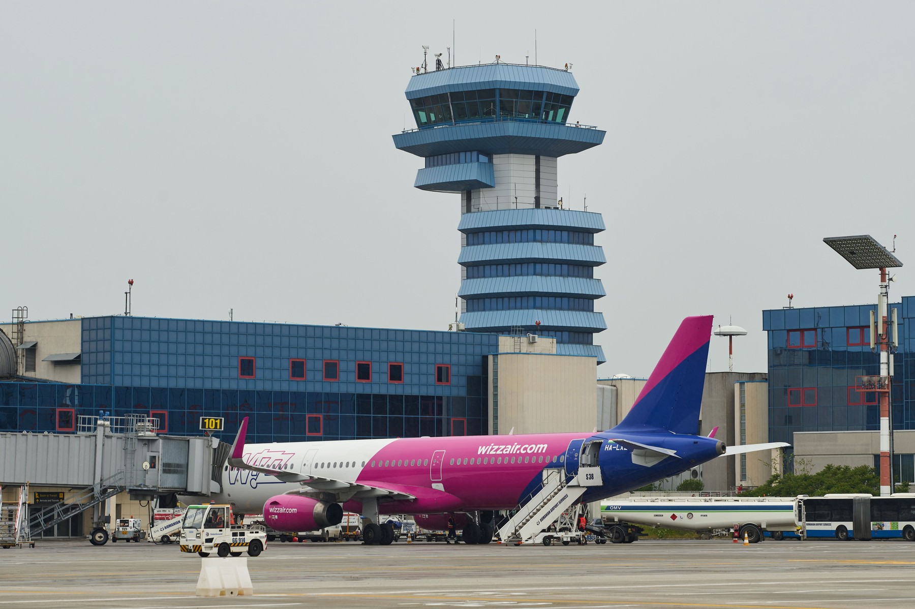 Scandal la bordul unui avion pe ruta Bruxelles - Bucureşti: Un pasager a fost încătușat pe Aeroportul Otopeni