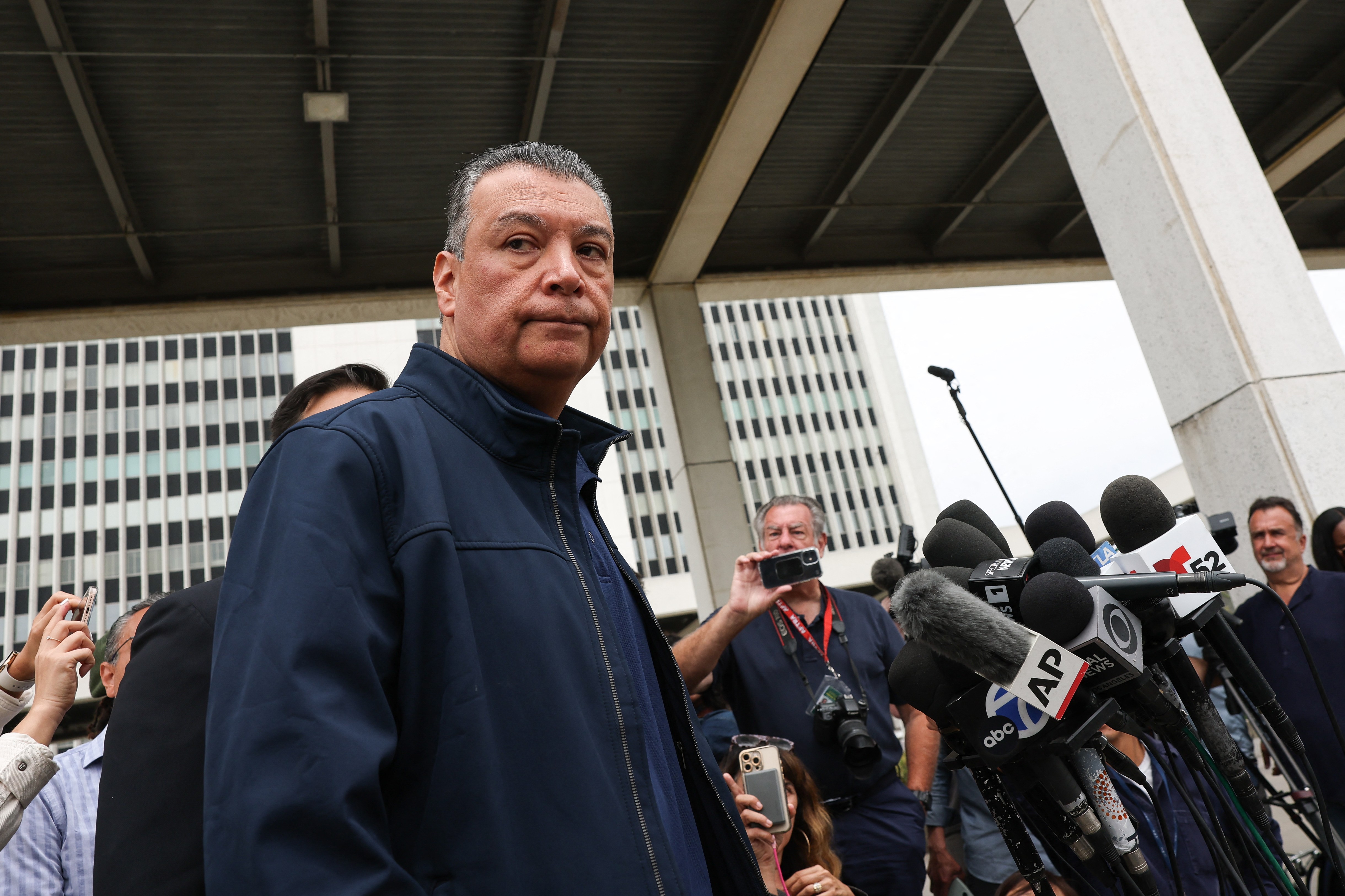 Senatorul democrat Alex Padilla a fost scos cu forța din încăpere și încătușat în timpul unei conferințe susținute de Kristi Noem