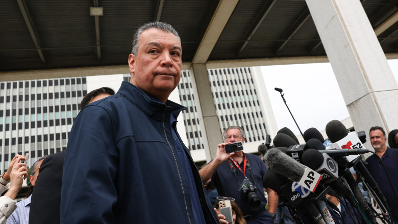 VIDEO  Senatorul democrat Alex Padilla a fost scos cu forța din încăpere și încătușat în timpul unei conferințe susținute de Kristi Noem