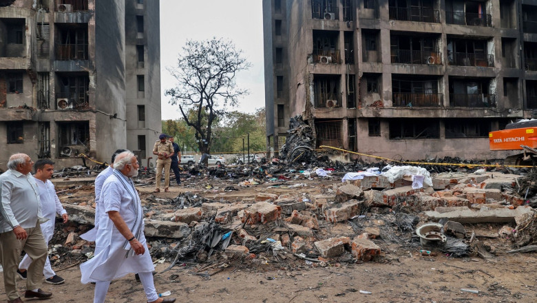 Salvatorii caută supraviețuitori și resturi ale avionului Air India în Ahmedabad. Modi: „Scena dezastrului este sfâșietoare”