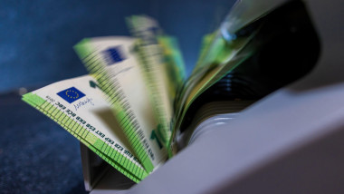 Bancnote de 100 de euro într-o mașină de numărat bani