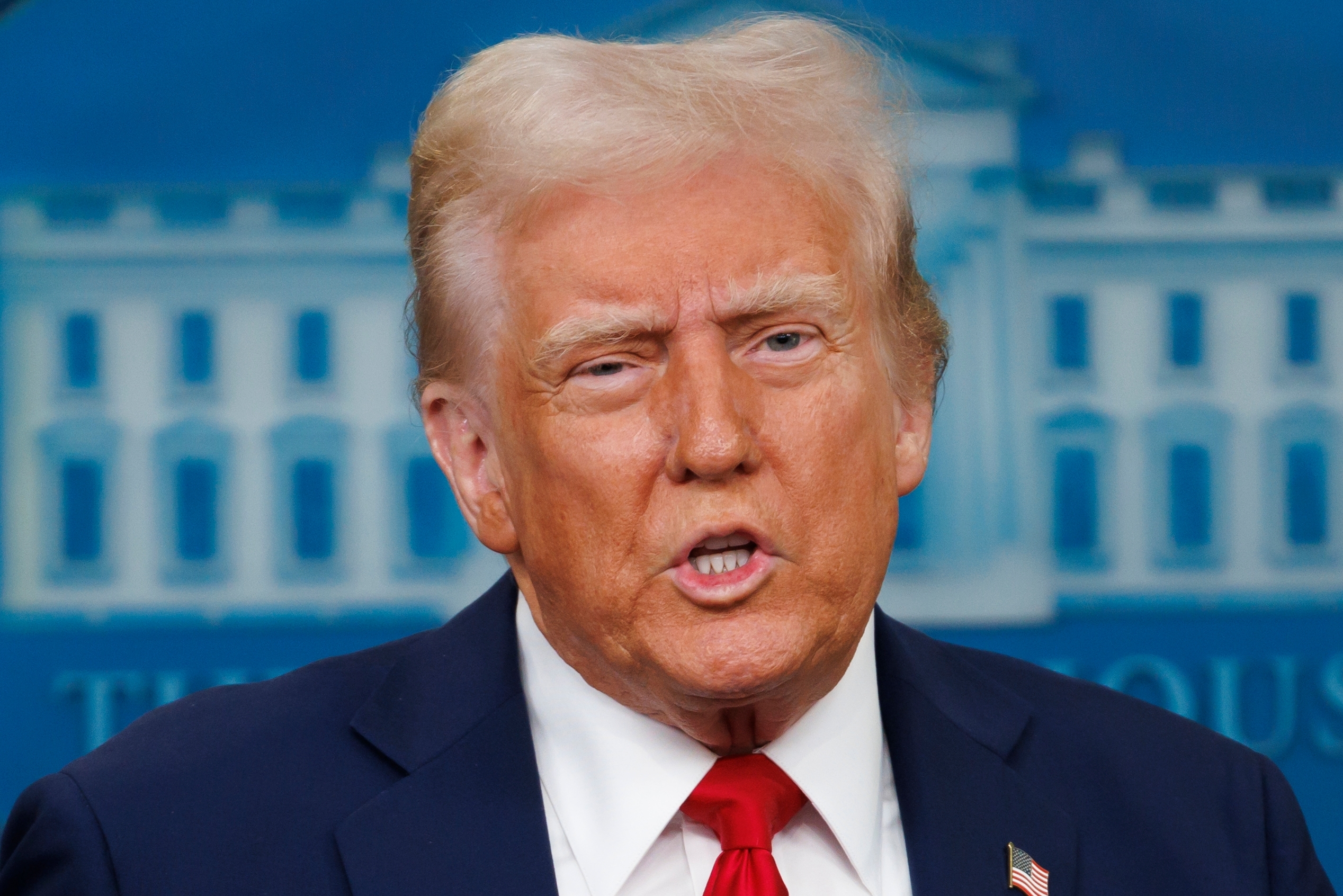 Donald Trump apare înfățișat ca Superman în pagina de Facebook a Casei Albe