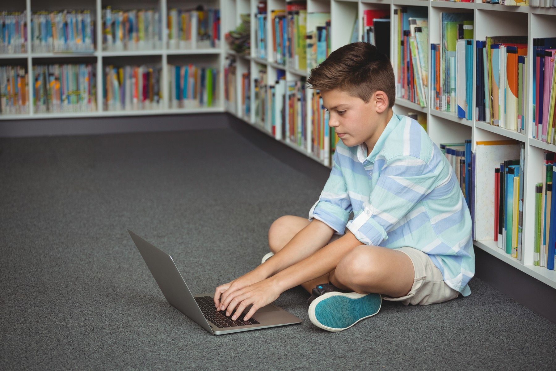 Google se opune oricărui control asupra magazinelor de aplicaţii în contextul verificării vârstei online