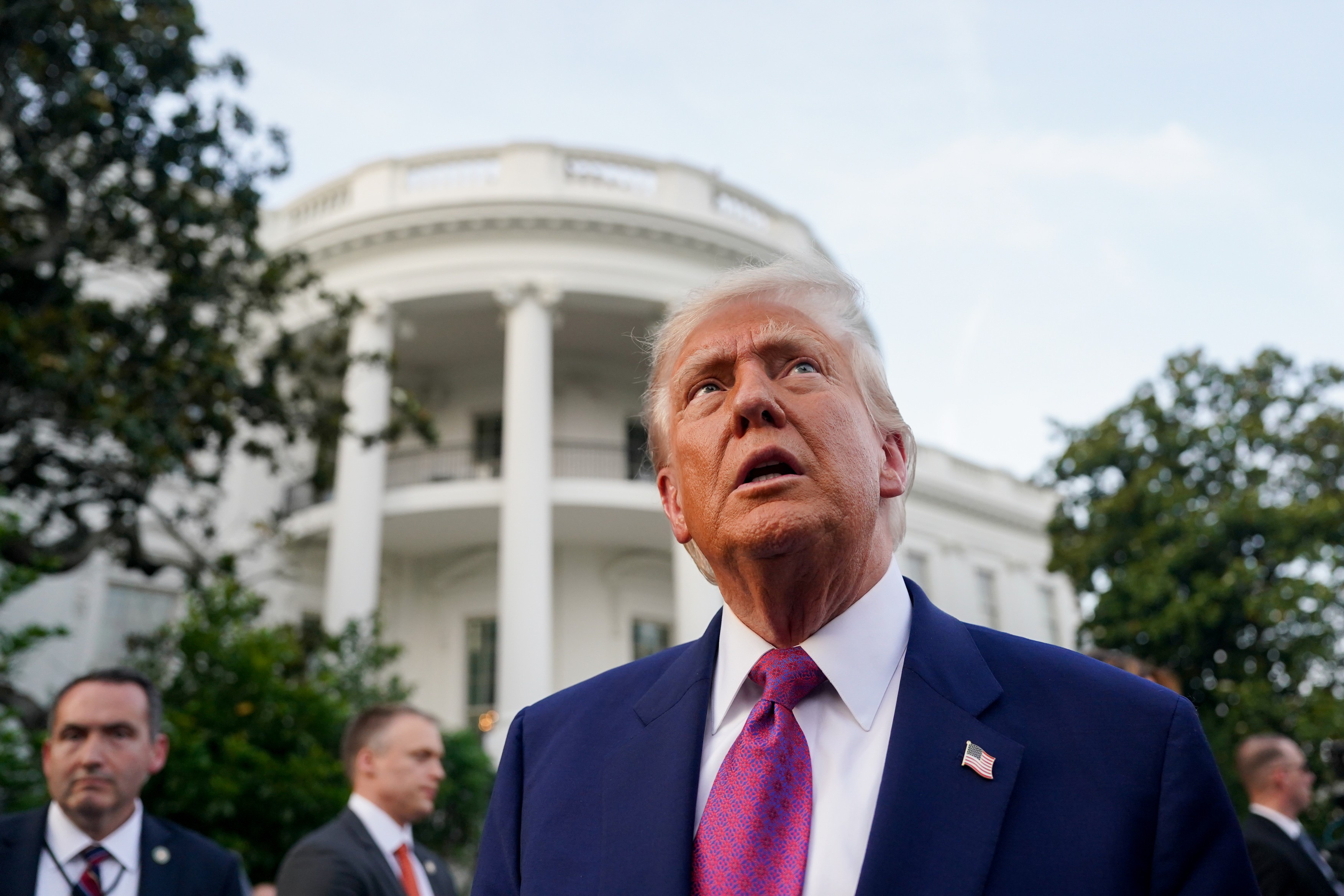 Donald Trump se grăbește să-și asume meritul pentru atacul Israelului asupra Iranului, pe care însă l-a condamnat public