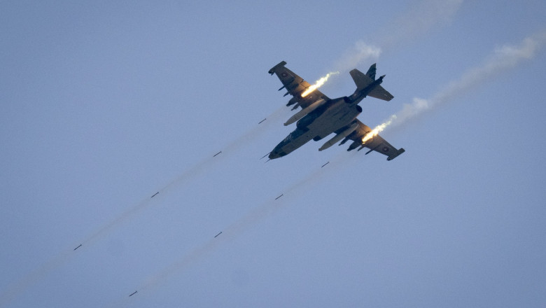 VIDEO  Momentul în care un avion Su-25 rusesc se prăbușește în regiunea Donețk, cel mai probabil doborât de avionul cu care zbura în formație