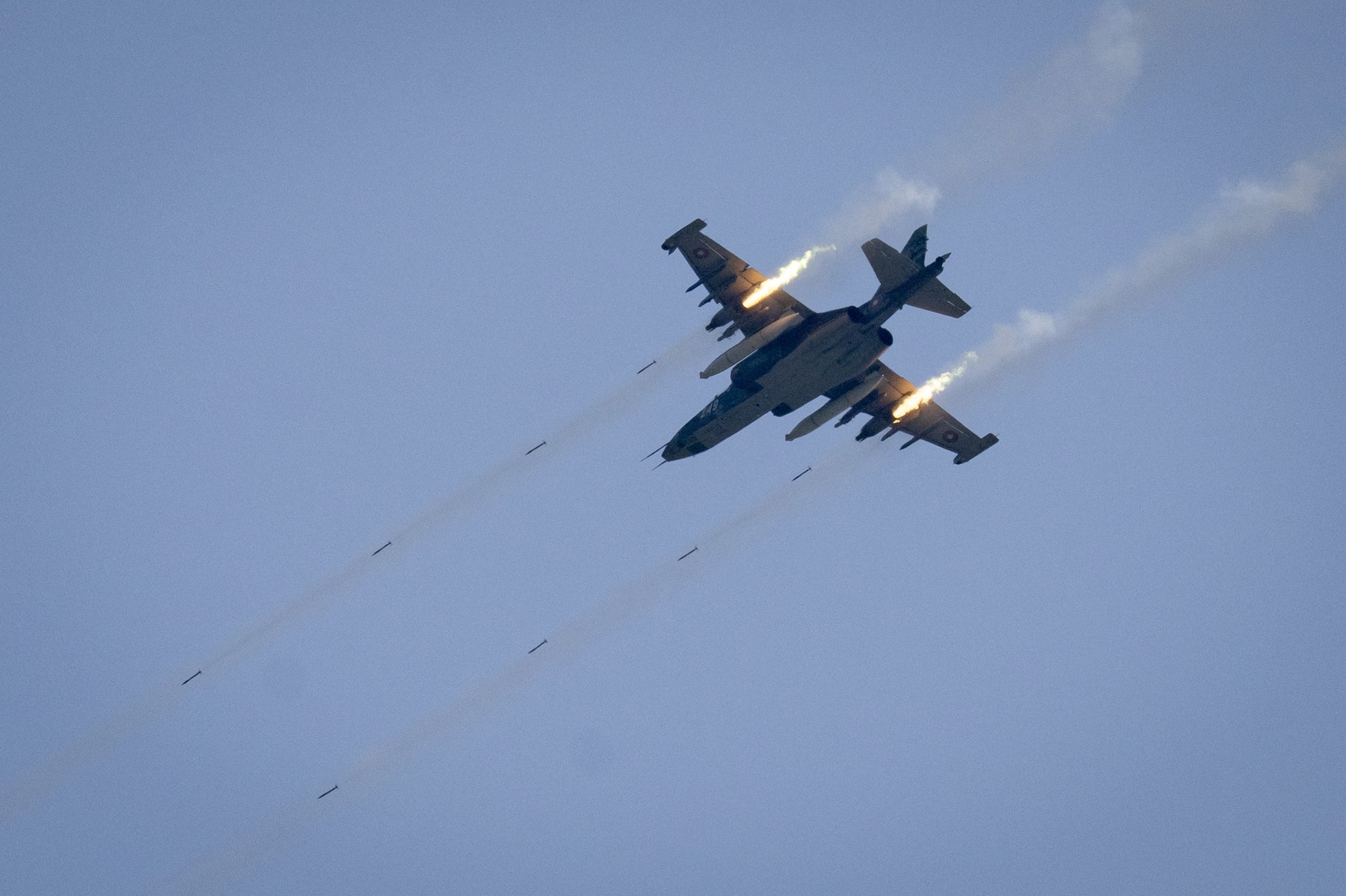 Momentul în care un avion Su-25 rusesc se prăbușește în regiunea Donețk, cel mai probabil doborât de avionul cu care zbura în formație