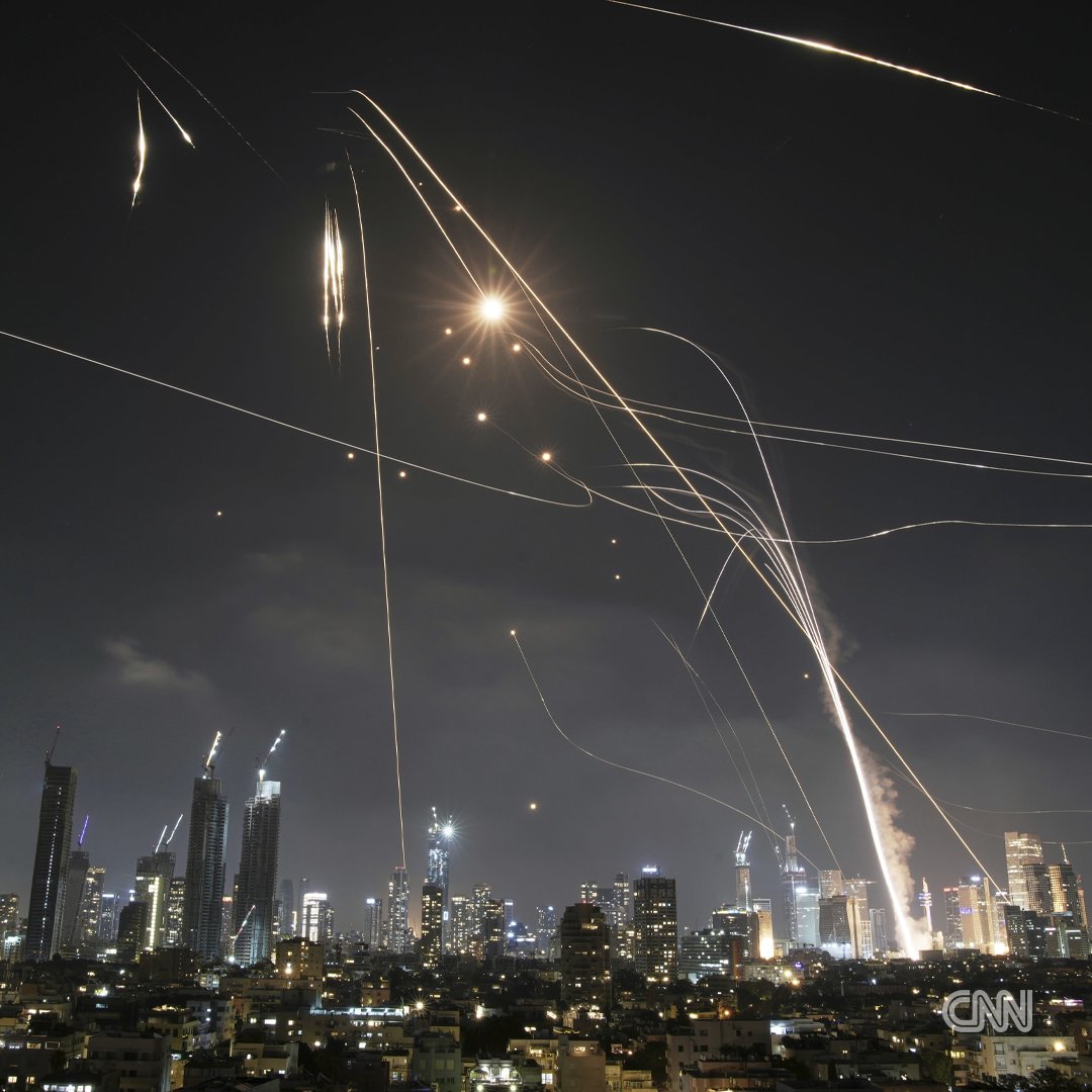 Ripostă a Iranului: Tel Aviv atacat cu peste 100 de rachete. Declarația de război a lui Ali Khamenei: „Vă vom lovi în forță”