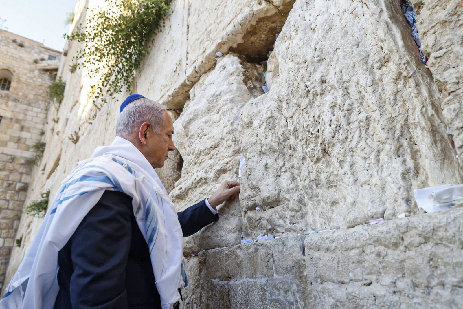 Legătura dintre Biblie și atacul Israelului asupra Iranului. Biletul pus de Netanyahu la Zidul Plângerii în Ierusalim