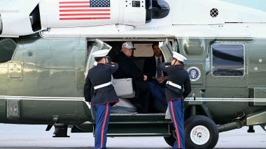 Donald Trump într-un elicopter din flota Marine One