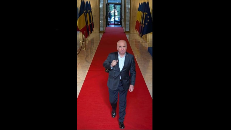 FOTO  „Bună dimineața!”. Ilie Bolojan s-a pozat pe holul Palatului Victoria, în prima sa zi la guvern