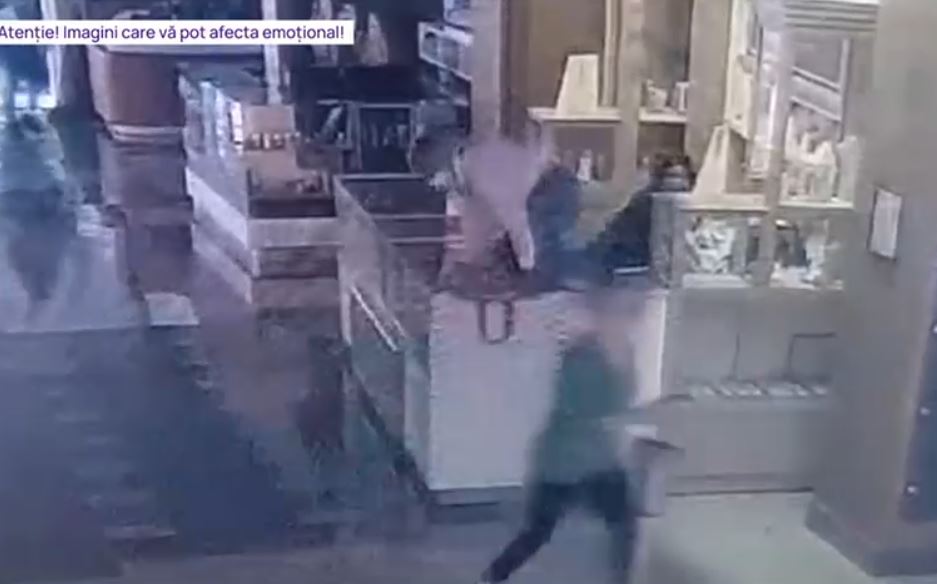 VIDEO Jaf surprins de camerele de supraveghere: Momentul în care hoțul atacă vânzătoarea unui magazin de bijuterii din Timișoara
