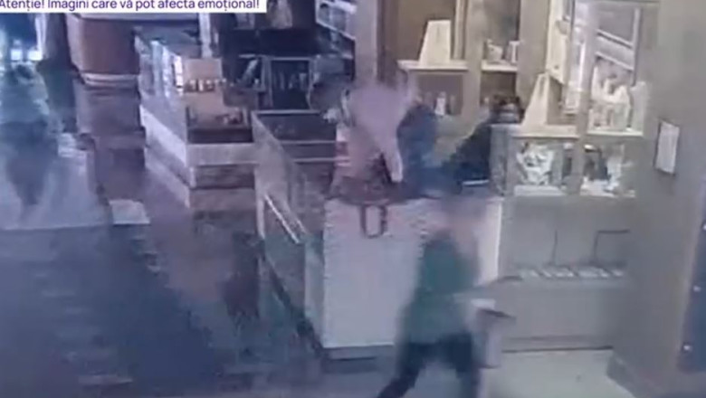 VIDEO Jaf surprins de camerele de supraveghere: Momentul în care hoțul atacă vânzătoarea unui magazin de bijuterii din Timișoara