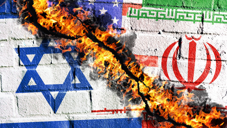 FOTOMONTAGE, Fahne von Israel, dem Iran und der USA auf einer Mauer mit Riss und Feuer, Israel-Iran-Krieg *** PHOTOMONTA