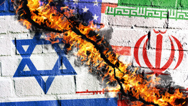 FOTOMONTAGE, Fahne von Israel, dem Iran und der USA auf einer Mauer mit Riss und Feuer, Israel-Iran-Krieg *** PHOTOMONTA