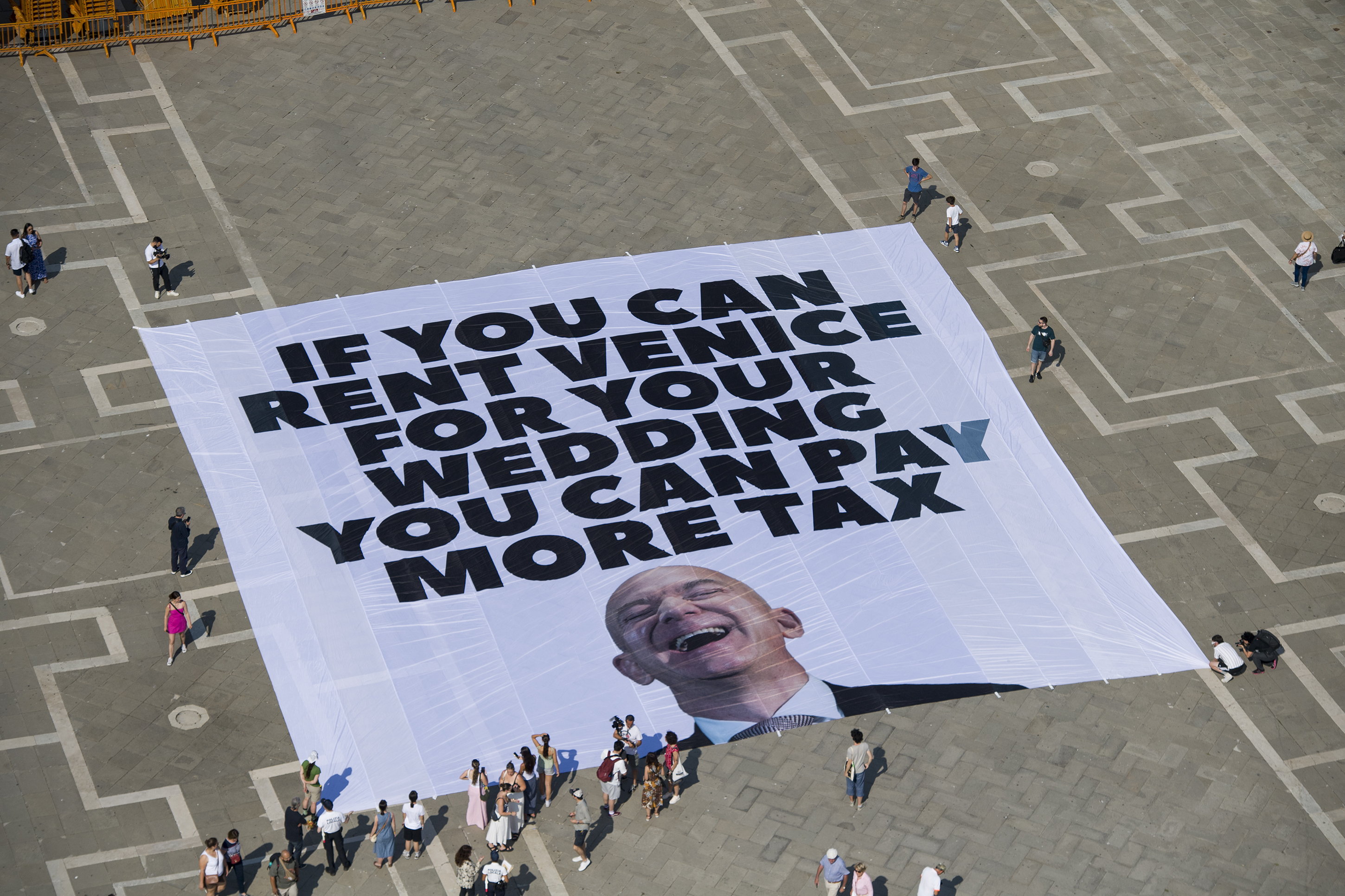 „Bezos este pe fugă”. Miliardarul american, obligat să-și mute alaiul de nuntă, după protestele din Veneția