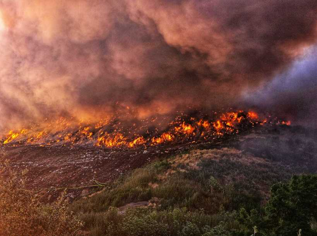 Incendiu uriaș la groapa de gunoi din Aninoasa, focul arde de 20 de ore. Autorităţile din Dâmboviţa propun declararea stării de alertă