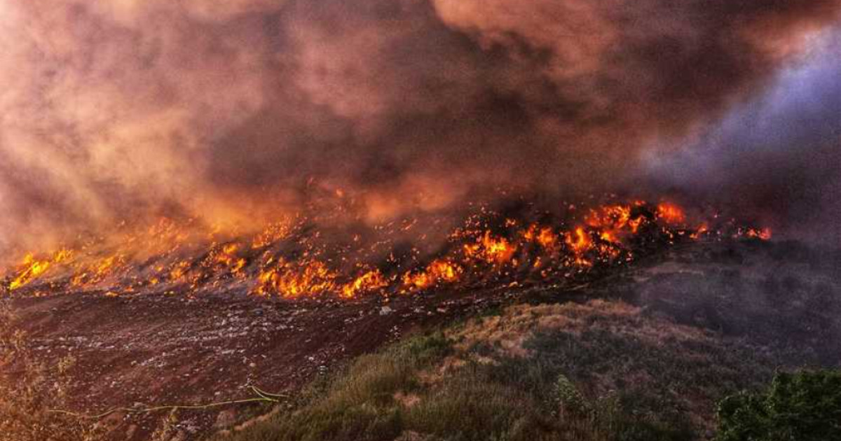 Incendiu devastator la groapa de gunoi din Aninoasa, Dâmboviţa