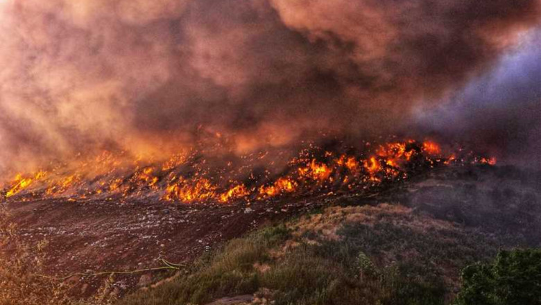 FOTO  Incendiu de proporții la o groapă de deșeuri din Dâmbovița: a fost emis mesaj Ro-Alert. Intervenție dificilă a pompierilor