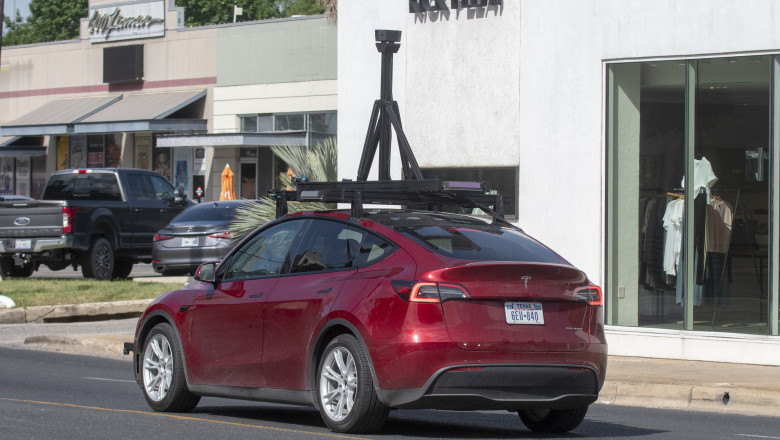 Lansare cu probleme a mașinilor Robotaxi ale Tesla în SUA. Autoritățile investighează depășiri de viteză și viraje neregulamentare