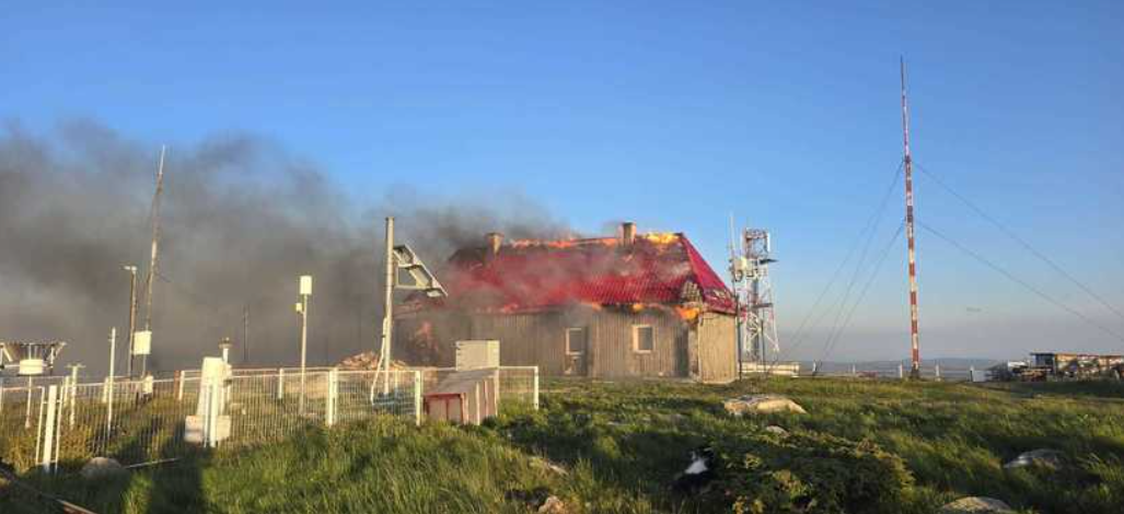Incendiu pe Vârful Vlădeasa: cabana și stația meteo, cuprinse de flăcări. Pompierii încearcă să protejeze rezervorul de combustibil