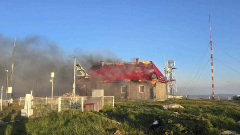 Incendiu pe Vârful Vlădeasa: cabana și stația meteo, cuprinse de flăcări. Pompierii încearcă să protejeze rezervorul de combustibil