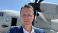 ionut mosteanu selfie cu un avion militar in spate