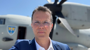 ionut mosteanu selfie cu un avion militar in spate