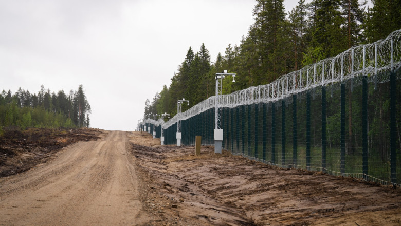Finlanda închide cu gard înalt de aproape 5 metri încă un tronson al frontierei cu Rusia