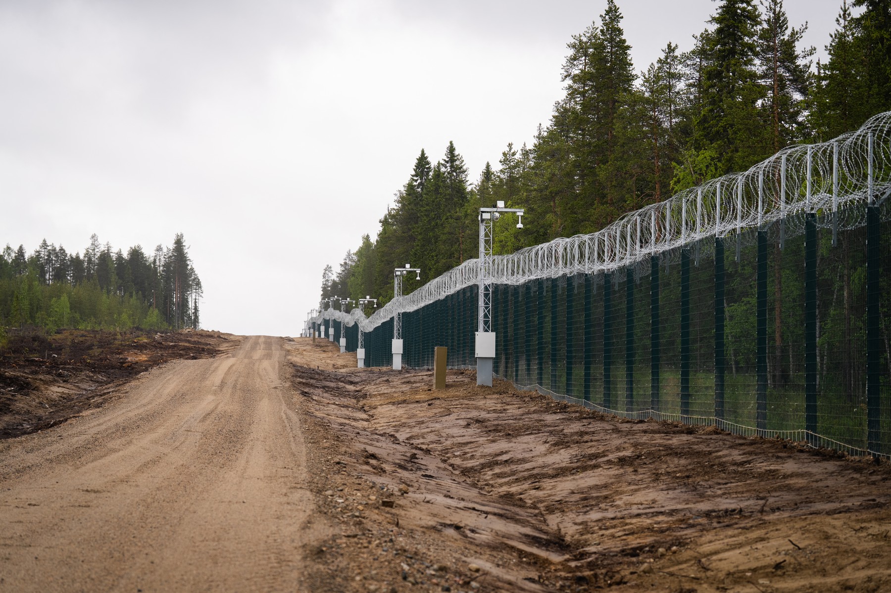 Finlanda închide cu gard înalt de aproape 5 metri încă un tronson al frontierei cu Rusia