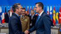 Ionut Mosteanu si secretarul american Pete Hegseth isi strang mana