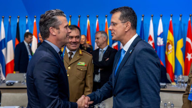 Ionut Mosteanu si secretarul american Pete Hegseth isi strang mana
