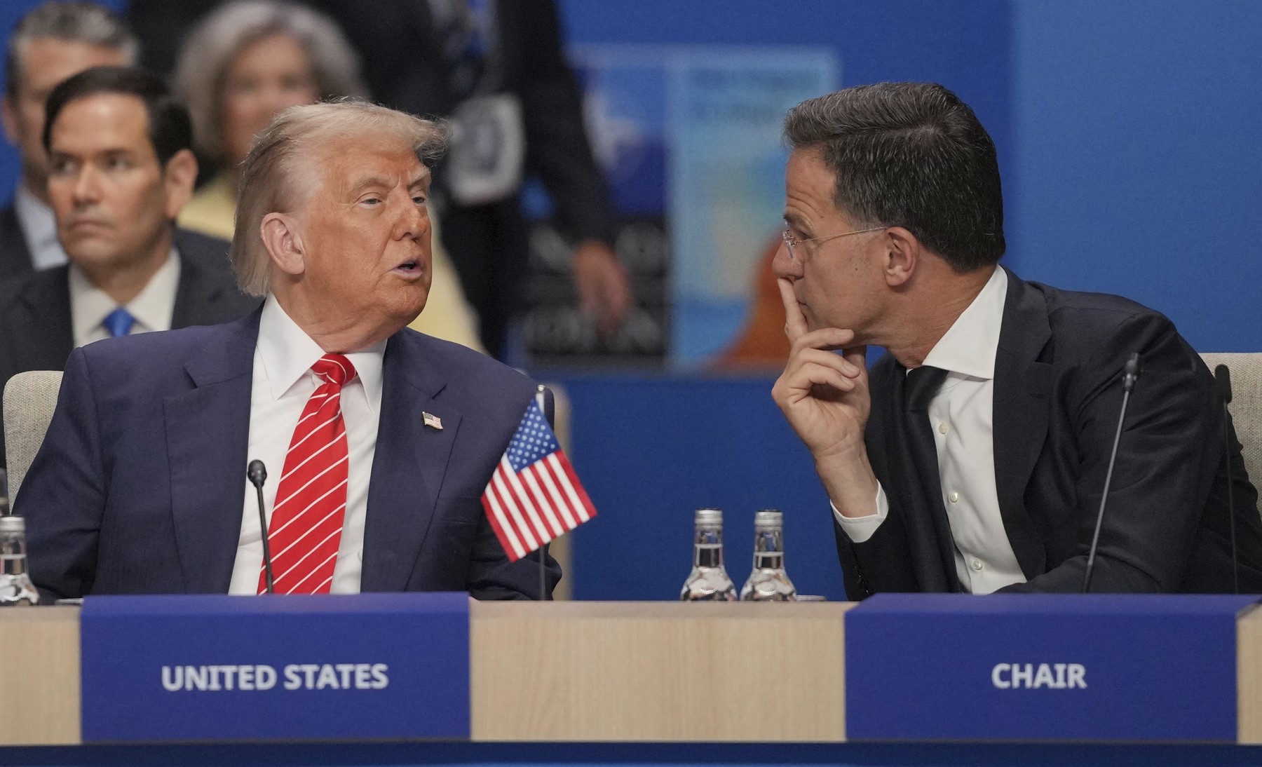 Trump anunță că a ajuns la o înţelegere cu NATO pentru a trimite arme americane în Ucraina. Ce spune despre Putin