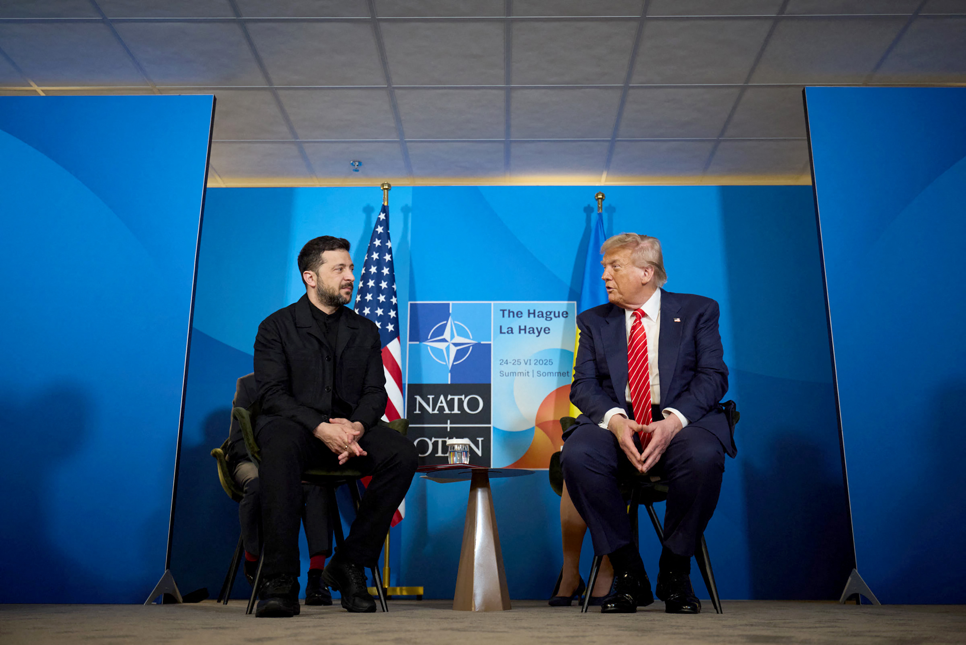 Diplomația vizuală a lui Volodimir Zelenski. Președintele ucrainean a ales să-și schimbe stilul vestimentar la summitul NATO