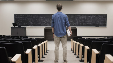 student in sala de curs